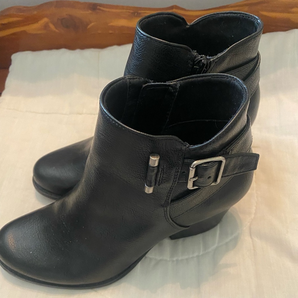 Women’s BareTraps boots.